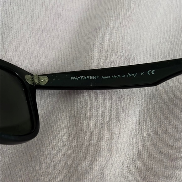Ray-Ban Black Wayfarer Sunglasses Iconic Design - Picture 4 of 4